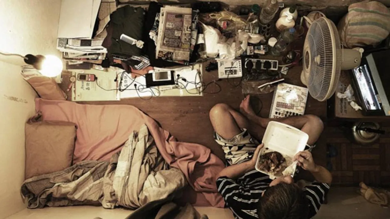 ୬ ଫୁଟ କୋଠରୀରେ ଜୀବନ : ସେଇଠି ଅଛି କିଚେନ୍, ଟଏଲେଟ୍, ବେଡ୍‌ରୁମ୍