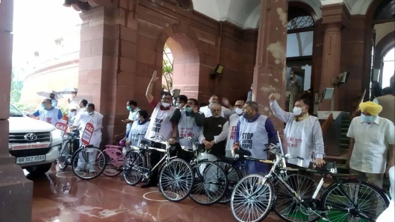 ତେଜୁଛି ଅସନ୍ତୋଷ, ସାଇକେଲରେ ସଂସଦକୁ ଆସିଲେ ସାଂସଦ