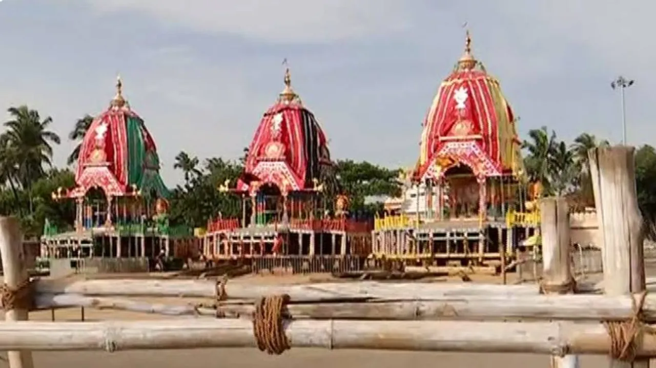 ଶ୍ରୀଜିଉଙ୍କୁ ବାହୁଡ଼ାଇ ନେବାକୁ ଗୁଣ୍ଡିଚା ମନ୍ଦିର ଆଗରେ ଅପେକ୍ଷାରତ ତିନି ରଥ