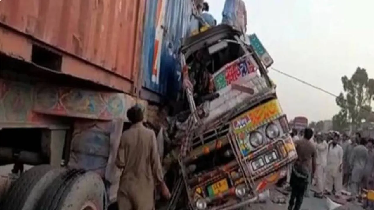 ବସ୍‌-ଟ୍ରକ୍‌ ମୁହାଁ ମୁହିଁ ଧକ୍କା ! ୩୦ ମୃତ, ୭୪ ଆହତ