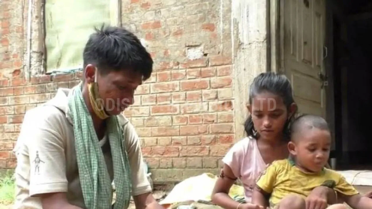 କରୋନାର କରୁଣ କାହାଣୀ : ସ୍ତ୍ରୀ ଚାଲିଗଲା ପରେ ଦିନ ମଜୁରିଆ ବାପା ଉପରେ ଦୁଇ ଛୁଆଙ୍କ ଦାୟିତ୍ୱ