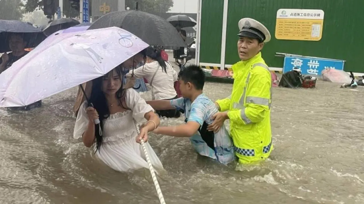 ଚୀନରେ ପ୍ରଳୟଙ୍କରୀ ବନ୍ୟା: ମୁଣ୍ଡରେ ହାତ ଦେଲେଣି ଜିନ୍‌ପିଙ୍ଗ୍ !