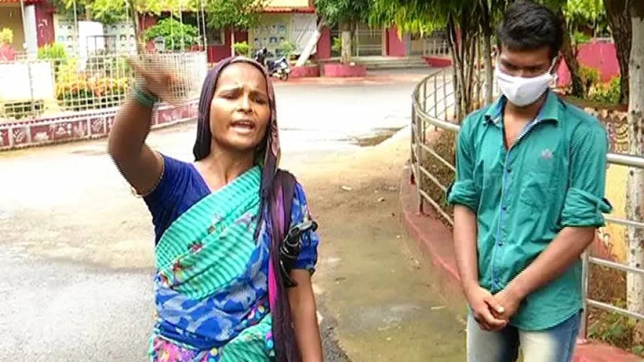 ଜାଣିଶୁଣି ଫର୍ମ ଫିଲ୍‌ଅପ୍ କରାଇଲେନି ସାର୍‌ ! ସ୍କୁଲ ସମ୍ମୁଖରେ ମା’-ପୁଅଙ୍କ ଆତ୍ମହତ୍ୟା ଉଦ୍ୟମ