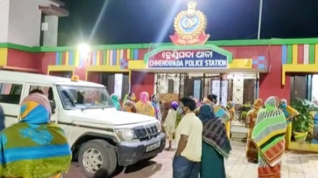 ରାସ୍ତା ମଝିରେ ବୁଲାଇଲେ ଟାଙ୍ଗିଆ, ଭୟଭୀତ ହୋଇ ଥାନାରେ ପହଞ୍ଚିଲେ ମହିଳା