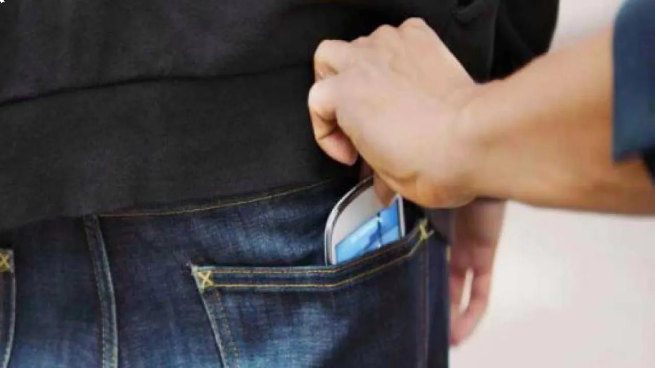 ଅଜବ ଚୋର ; ଝିଅ ଦେଖିବାକୁ ଯାଇ ଚୋରି କଲା ମୋବାଇଲ ଫୋନ