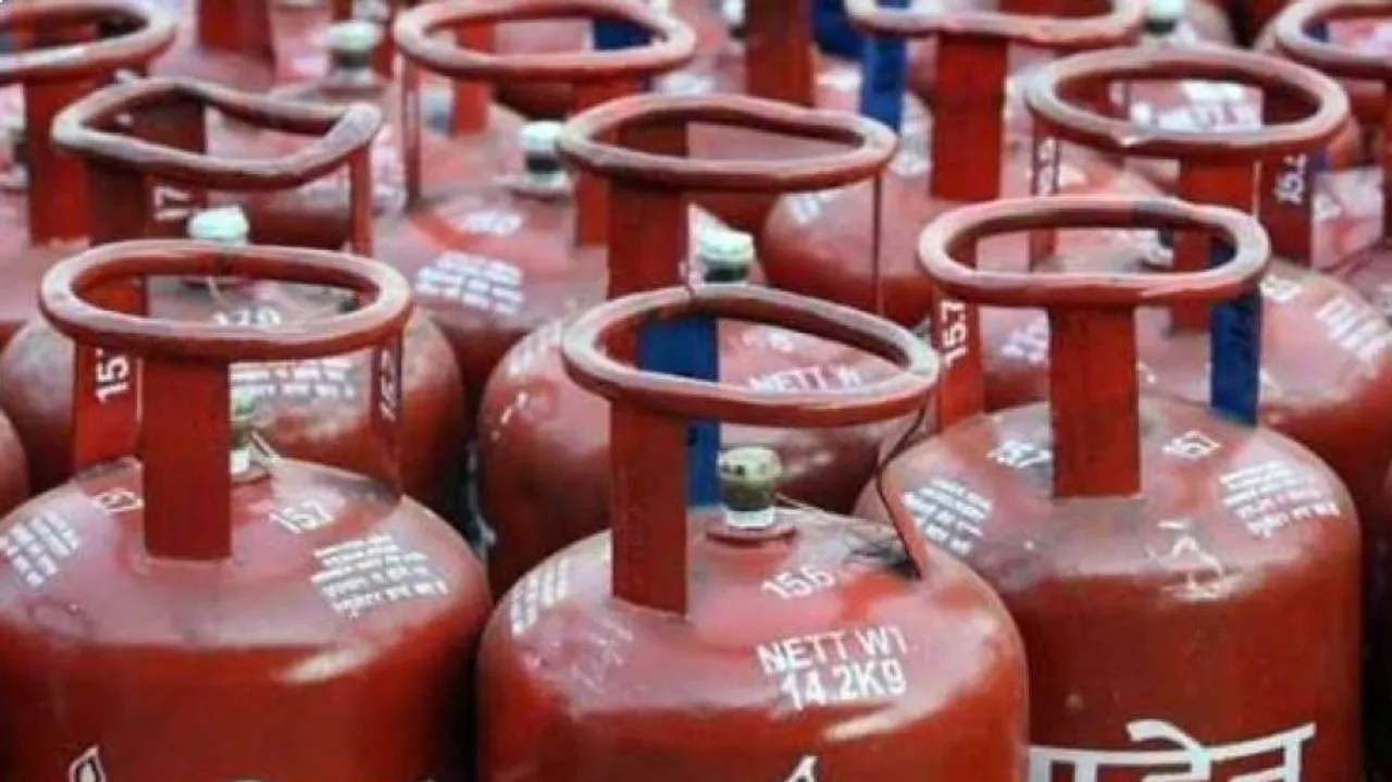 ବଢ଼ିଲା LPG ଗ୍ୟାସ୍‌ ସିଲିଣ୍ଡର ଦାମ୍‌