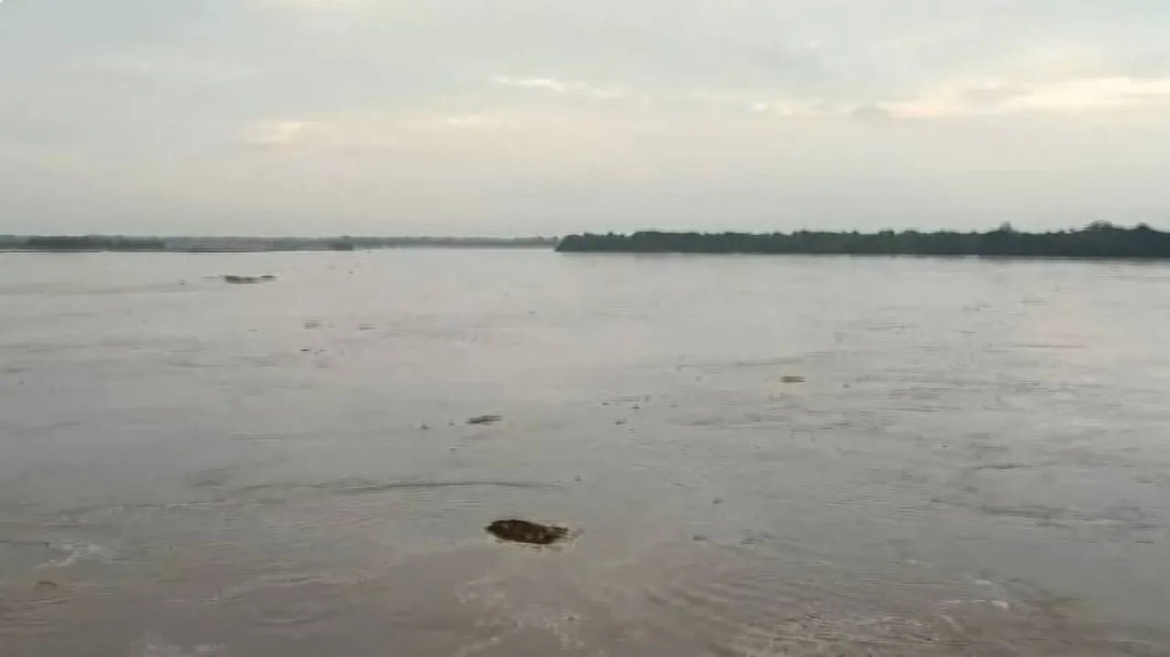 ବିପଦ ସଙ୍କେତ ଟପିଲା ସୁବର୍ଣ୍ଣରେଖା, ଗାଁରେ ପଶିଲା ପାଣି