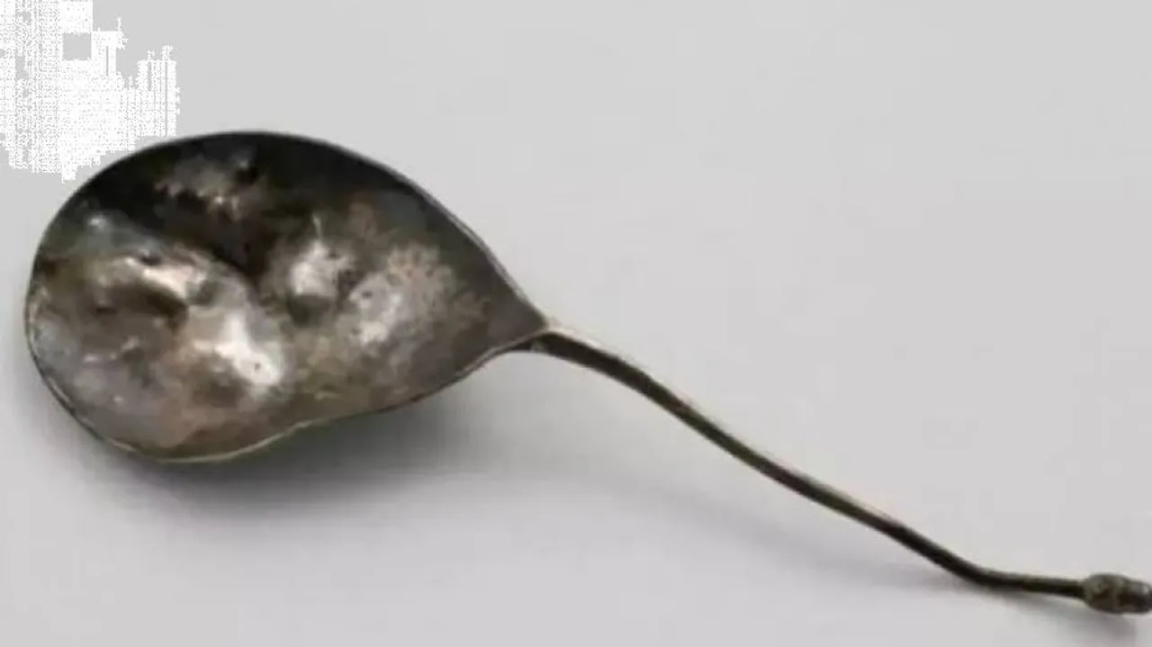 ରାସ୍ତା କଡ଼ରୁ ୯୦ ପଇସାରେ କିଣିଥିଲେ ପୁରୁଣା ଚାମଚ : ନିଲାମୀରେ ୨ଲକ୍ଷ ଟଙ୍କାରେ ବିକ୍ରି କଲେ