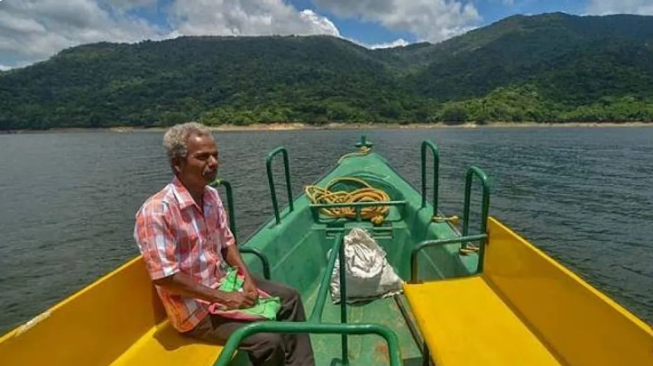 ପୋଷ୍ଟ ମାଷ୍ଟରଙ୍କୁ ସଲାମ୍ : ନଦୀ, ନାଳ ପାହାଡ଼ ପାର କରି ୧୧୦ ବର୍ଷୀୟ ବୃଦ୍ଧାଙ୍କୁ ପେନସନ୍ ଦେବାକୁ ଯାଆନ୍ତି ଏସ୍ କ୍ରିଷ୍ଟୁରାଜା