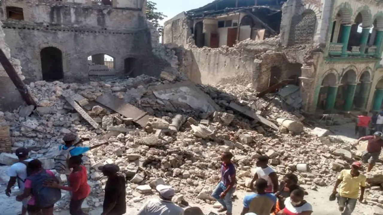 ତାଣ୍ଡବ ରଚିଲା ଶକ୍ତିଶାଳୀ ଭୂକମ୍ପ: ଚାଲିଗଲା ୩୦୪ ଜୀବନ, ମାଟିରେ ମିଶିଗଲା ବଡ଼ ବଡ଼ କୋଠା