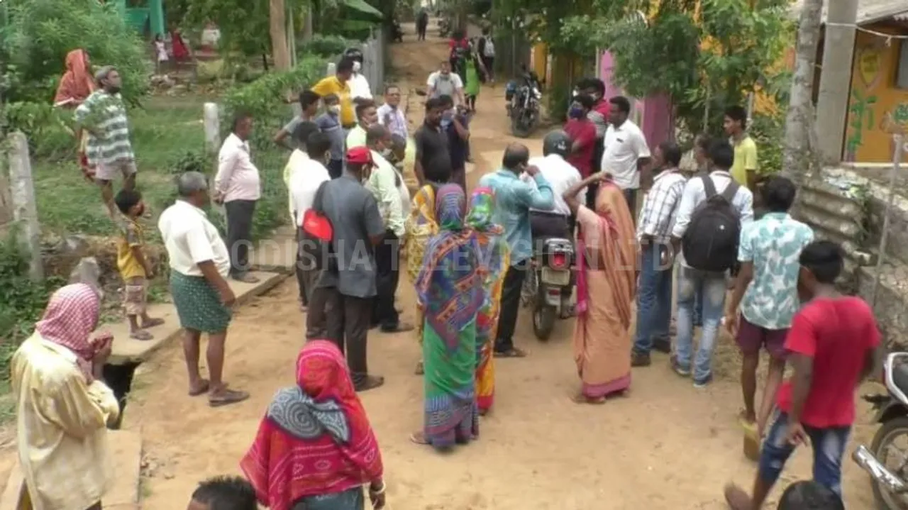 ଏମାନେ ସବୁ ଖାଇଦେବେ: ଜଳାଶୟ ସ୍ଥାନରେ ରାସ୍ତା ନିର୍ମାଣ ହୋଇଥିବା ଦେଖାଇ ପଇସା ନେଇଗଲେ...