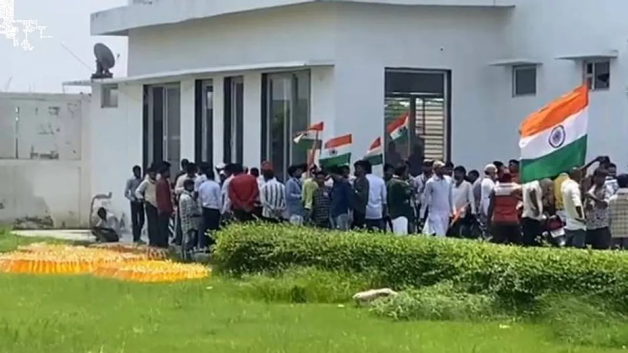 ମାଗଣା ପେଟ୍ରୋଲ ପାଇଁ ମାଡ଼ପିଟ୍ : ତ୍ରିରଙ୍ଗା ଯାତ୍ରାରେ ବୋତଲ ଲୁଟିଲେ ଜନତା, ବାଦ ପଡ଼ିଲେନି ନେତା