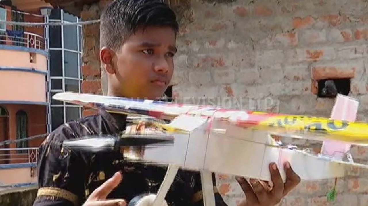 ଅଟୋ ଚାଳକଙ୍କ ପୁଅ କୁନି ବୈଜ୍ଞାନିକ : ମାତ୍ର ୧୪ ବର୍ଷ ବୟସରେ ଏରୋପ୍ଲେନ୍, ମୋଟର ବୋଟ୍, ଜେସିବିର ମଡ଼େଲ୍ ତିଆରି କରୁଛନ୍ତି ଆଦିତ୍ୟ