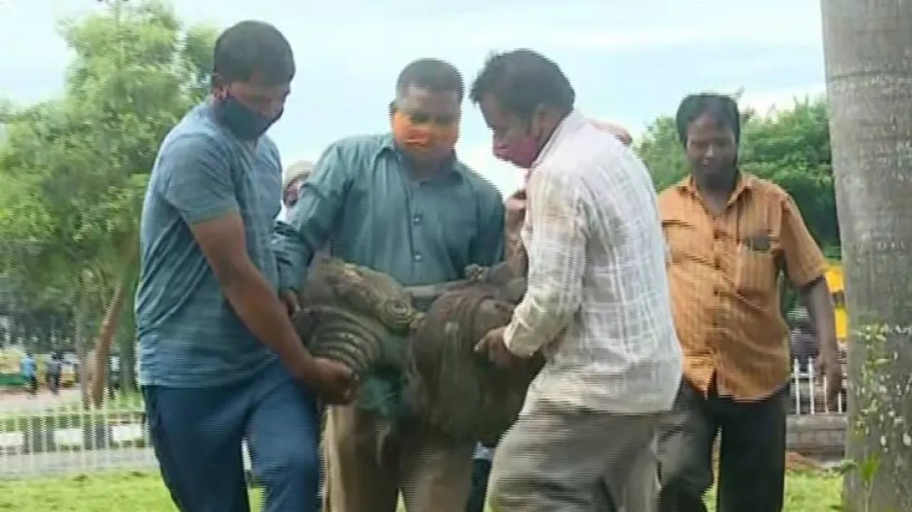 ସୌନ୍ଦର୍ଯ୍ୟକରଣ ପାଇଁ ସ୍ଥାନାନ୍ତର ବେଳେ ଭାଙ୍ଗିଲା ମୂର୍ତ୍ତୀ, ଅଠା ମାରି ଯୋଡ଼ିଲା ପ୍ରଶାସନ !