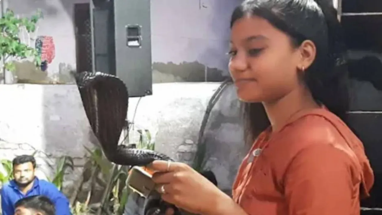 Churu Children Playing With Snake