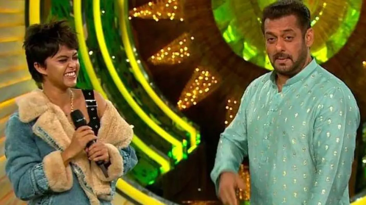 Salman Khan sings manike mage hithe with Yohani