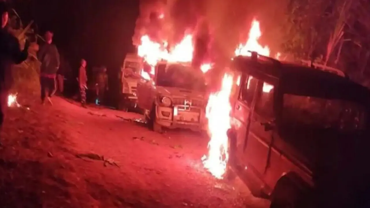 ଗୁଳିକାଣ୍ଡ ପରେ ସୁରକ୍ଷାକର୍ମୀଙ୍କ ଗାଡିରେ ନିଆଁ ଲଗାଇ ଦେଇତିଲେ ଗାଁ ଲୋକ