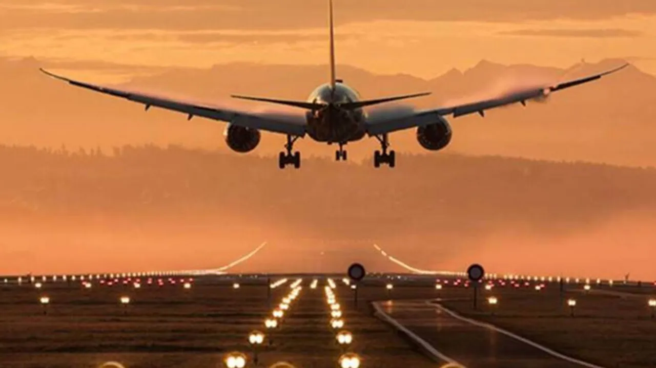 India extends international flight ban