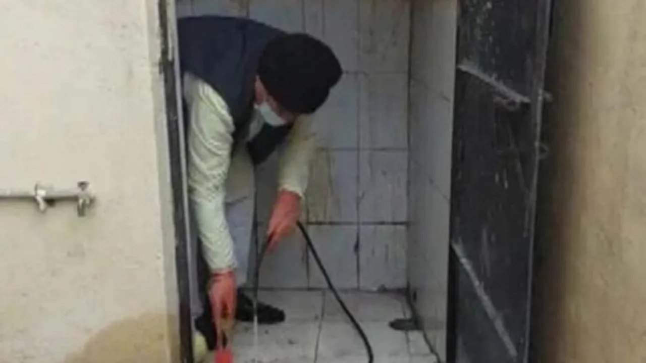 ପାଇଖାନା ସଫା କଲେ ଶକ୍ତିମନ୍ତ୍ରୀ