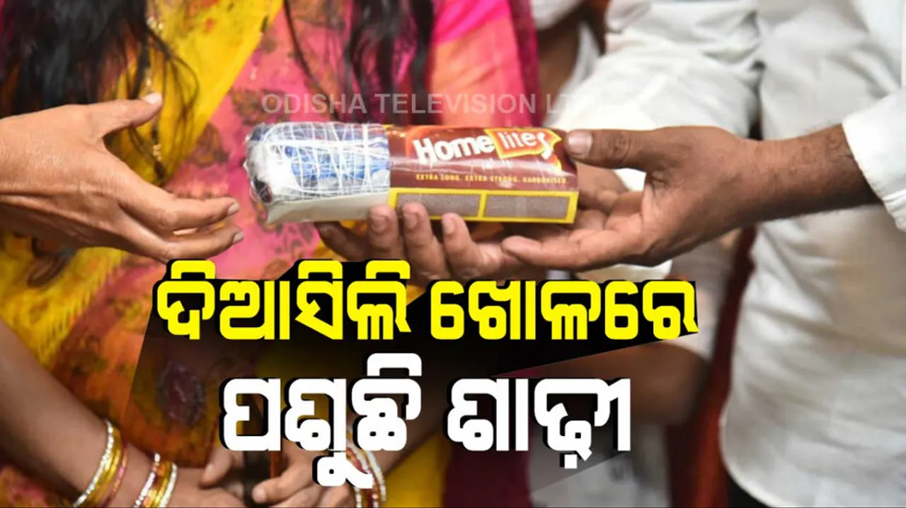 saree-that-fits-into-matchbox-made-by-telangana-weaver-showcases-it-in-hyderabad-see-pics