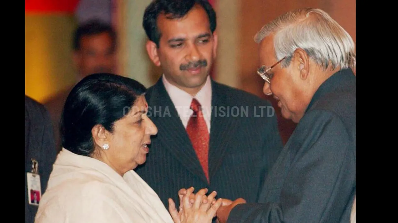 ଲତାଙ୍କୁ ଝୁରୁଛି ସାରା ଦେଶ, ଦେଖନ୍ତୁ ଲତାଙ୍କର କିଛି ବିଶିଷ୍ଟ ବ୍ୟକ୍ତିଙ୍କ ସହ ଫଟୋ