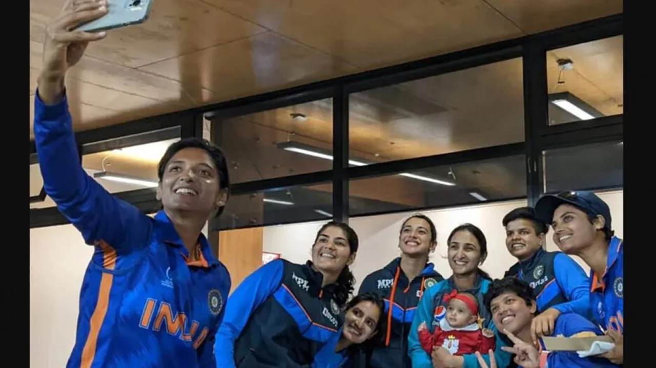 Indian Women Cricket Team With Bismah Maroof's Daughter