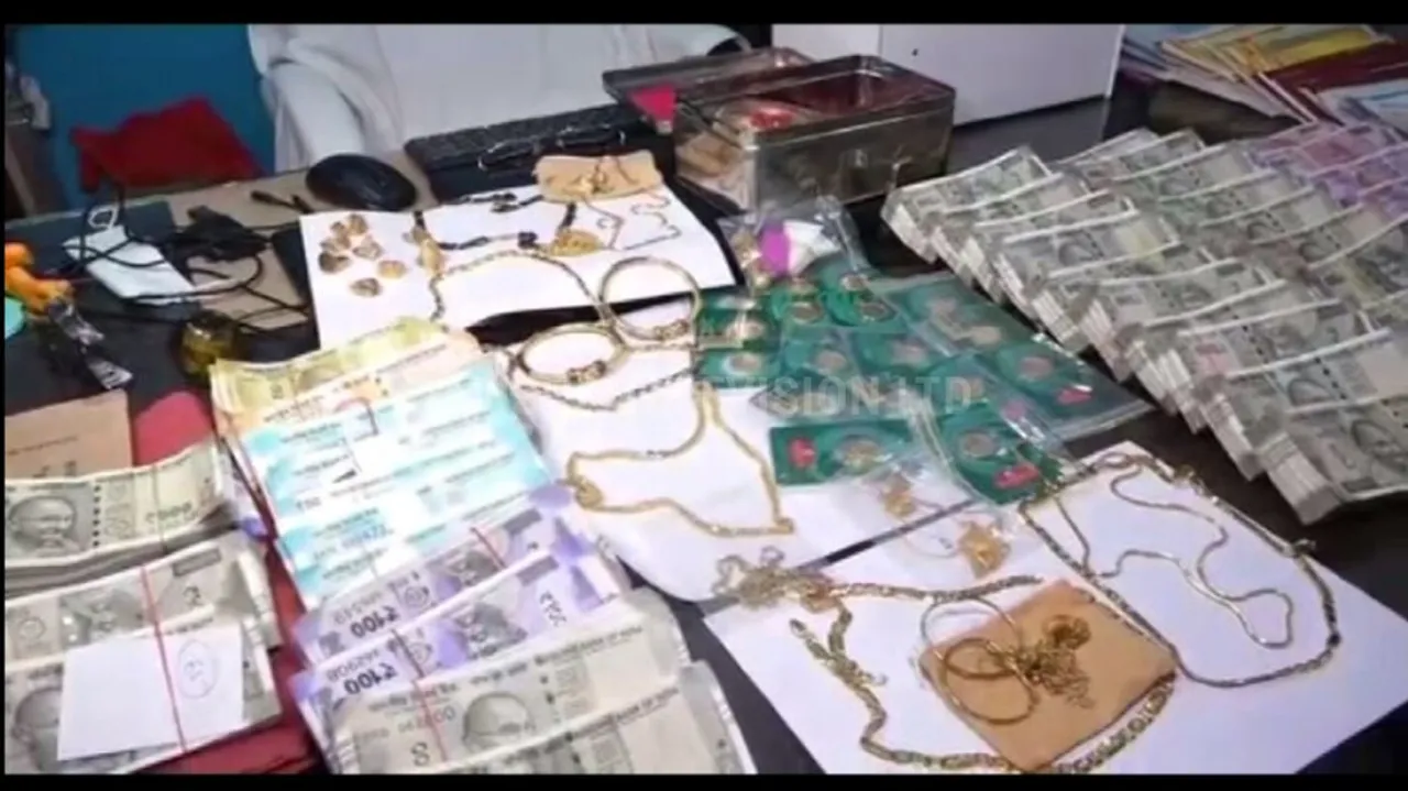 On Day-4 of raid, Vigilance officials unearth Rs 1.36 crore in cash from the house of Ashis Kumar Da