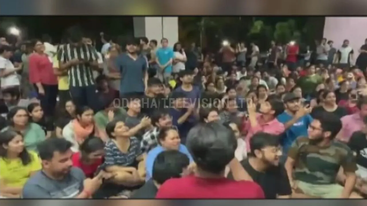 Girl student found hanging inside her hostel room under mysterious circumstances