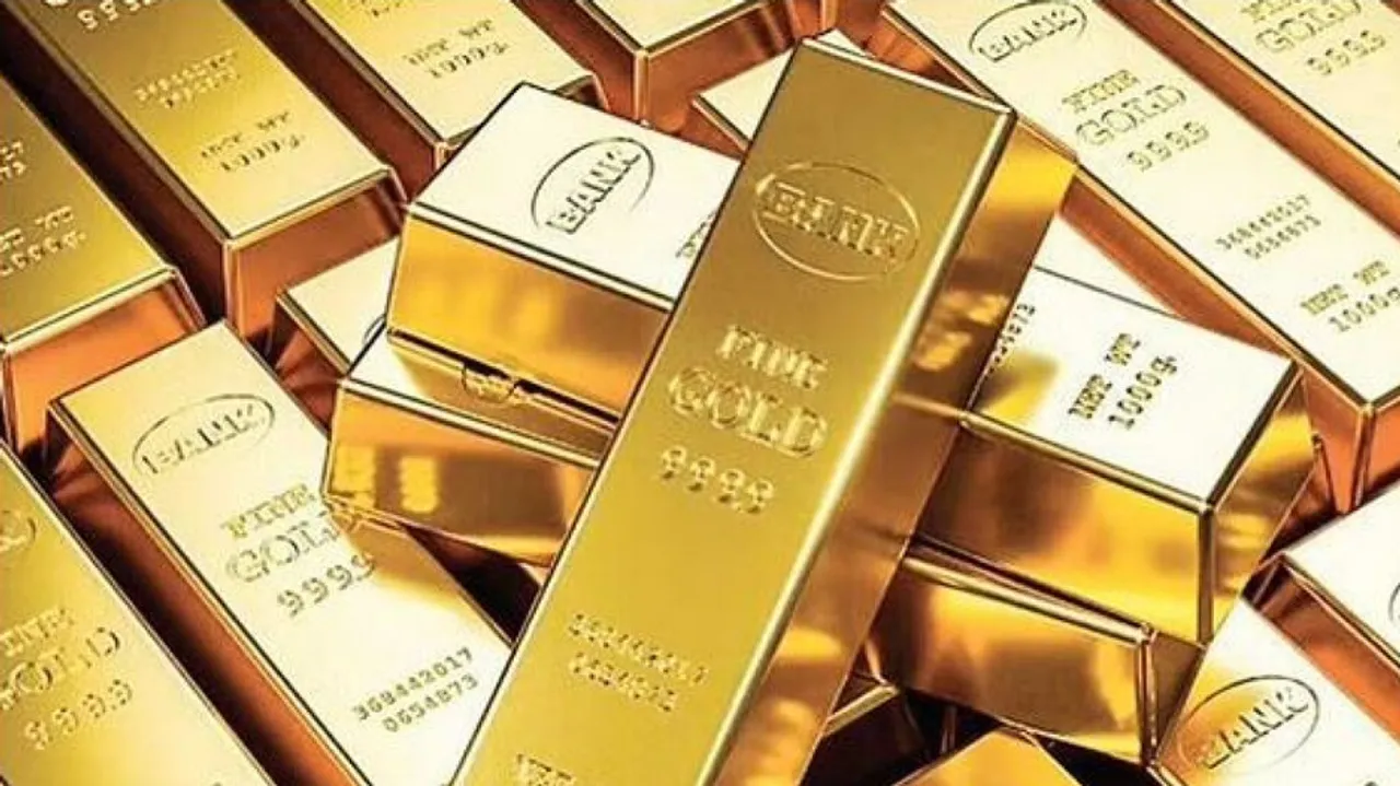 Bengaluru home guard returns suitcase with rs 20 lakh gold 