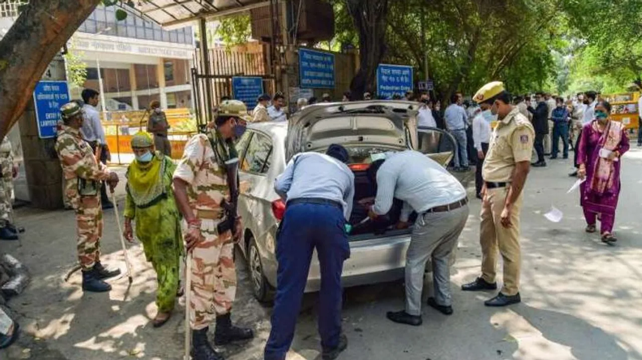 Firing outside Delhi's Rohini court after skirmish