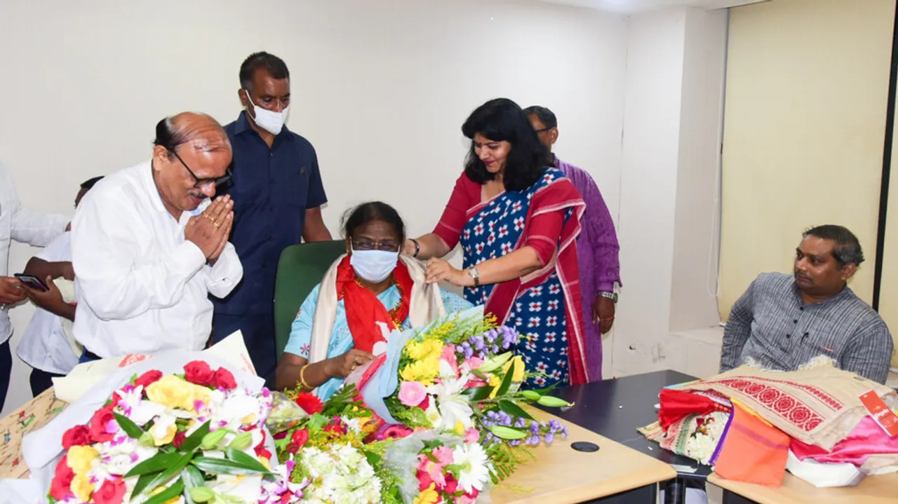 ଦ୍ରୌପଦୀ ମୁର୍ମୁଙ୍କୁ ରାଷ୍ଟ୍ରପତି ପ୍ରାର୍ଥୀ ଭାବେ ଘୋଷଣା କରାଯିବା ପରେ ସାରା ରାଜ୍ୟରେ ଏବେ ଆନନ୍ଦର ଲହରୀ...ସେଇ ଆନନ୍ଦମୟ ମୁହୂର୍ତ୍ତର କିଛି ଫଟୋ ଝଲକ୍...