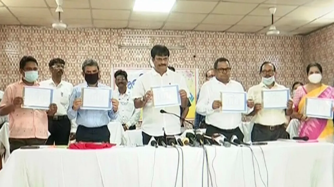 ଗଣ ଶିକ୍ଷାମନ୍ତ୍ରୀ ସମୀର ରଞ୍ଜନ ଦାଶ ମାଟ୍ରିକ୍ ପରୀକ୍ଷା ଫଳ ପୁସ୍ତିକା ପ୍ରକାଶ କରୁଛନ୍ତି