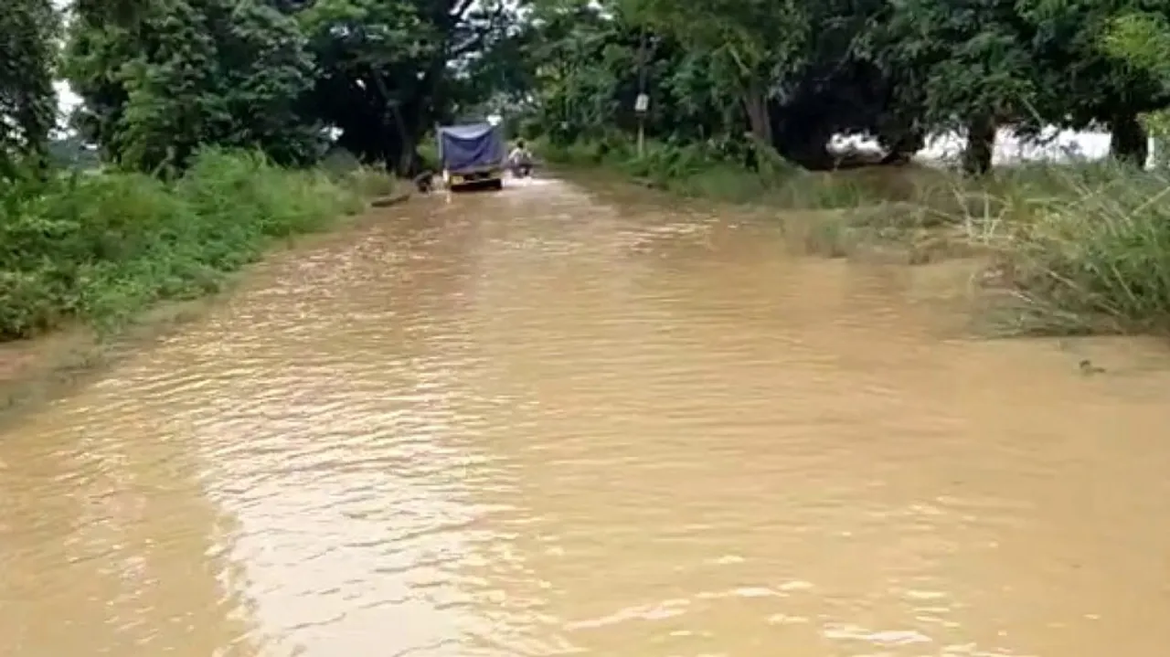 ଏବେ ବି ଆଠଗଡ଼ ଅଞ୍ଚଳର ରାସ୍ତାଘାଟରେ ପାଣି ଜମିଛି, ତା’ରି ଭିତରେ ଗାଡ଼ିମଟର ଚାଲିଛି।