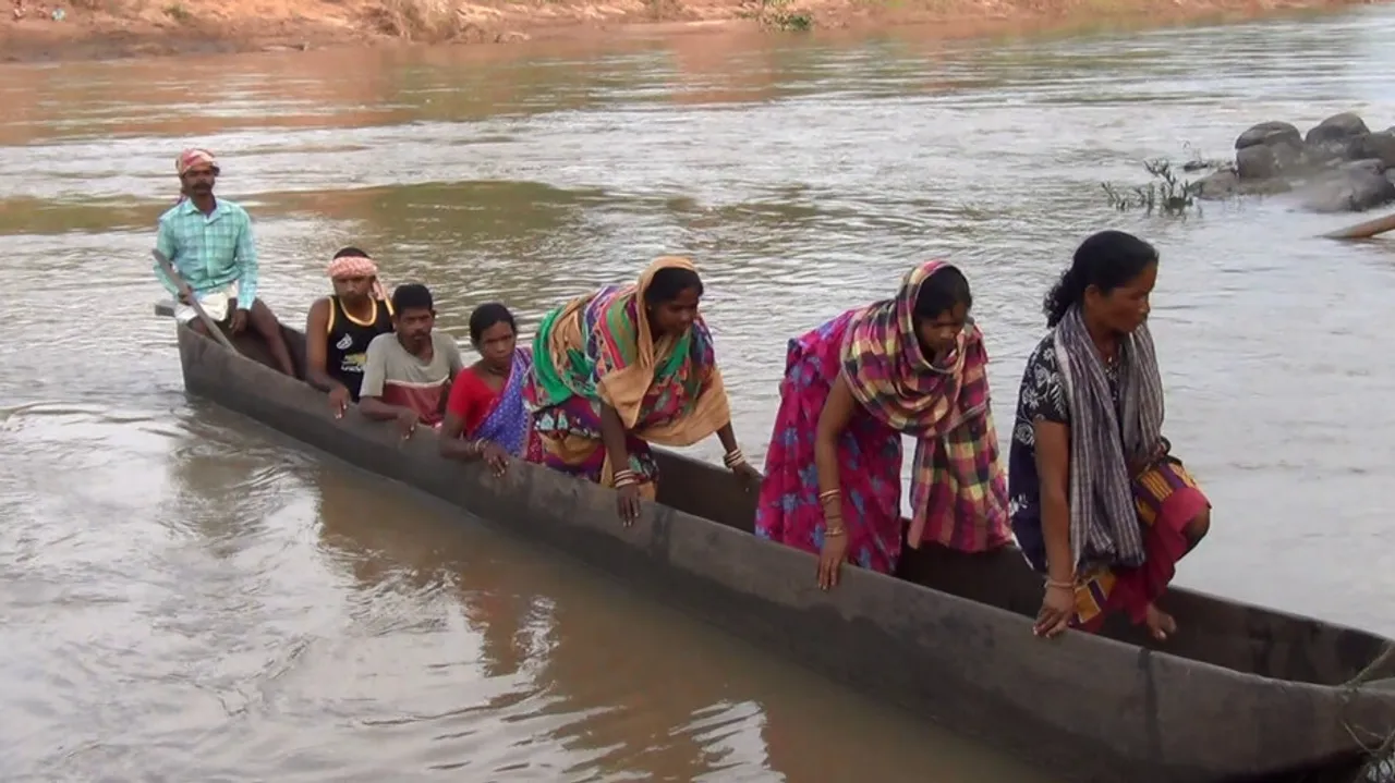 ପୋଲ ନାହିଁ, ଭରା ନଈ ପାର ହେବାକୁ ଏଇ ହୁଲିଡଙ୍ଗା ହିଁ ଭରସା।