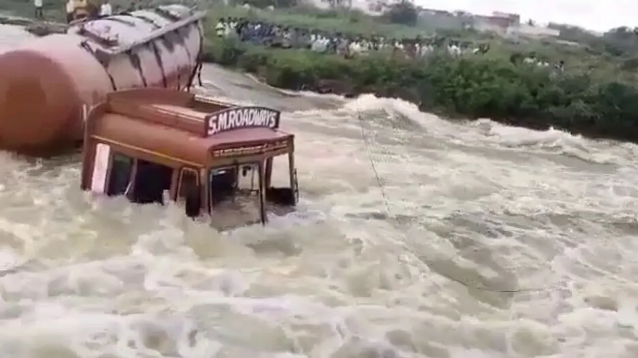 ପ୍ରବଳ ବର୍ଷାରେ ଆନ୍ଧ୍ରପ୍ରଦେଶର ଅନନ୍ତପୁର ଜିଲ୍ଲାରେ ଏକ କଣ୍ଟେନର ଭାସିଯାଉଛି 