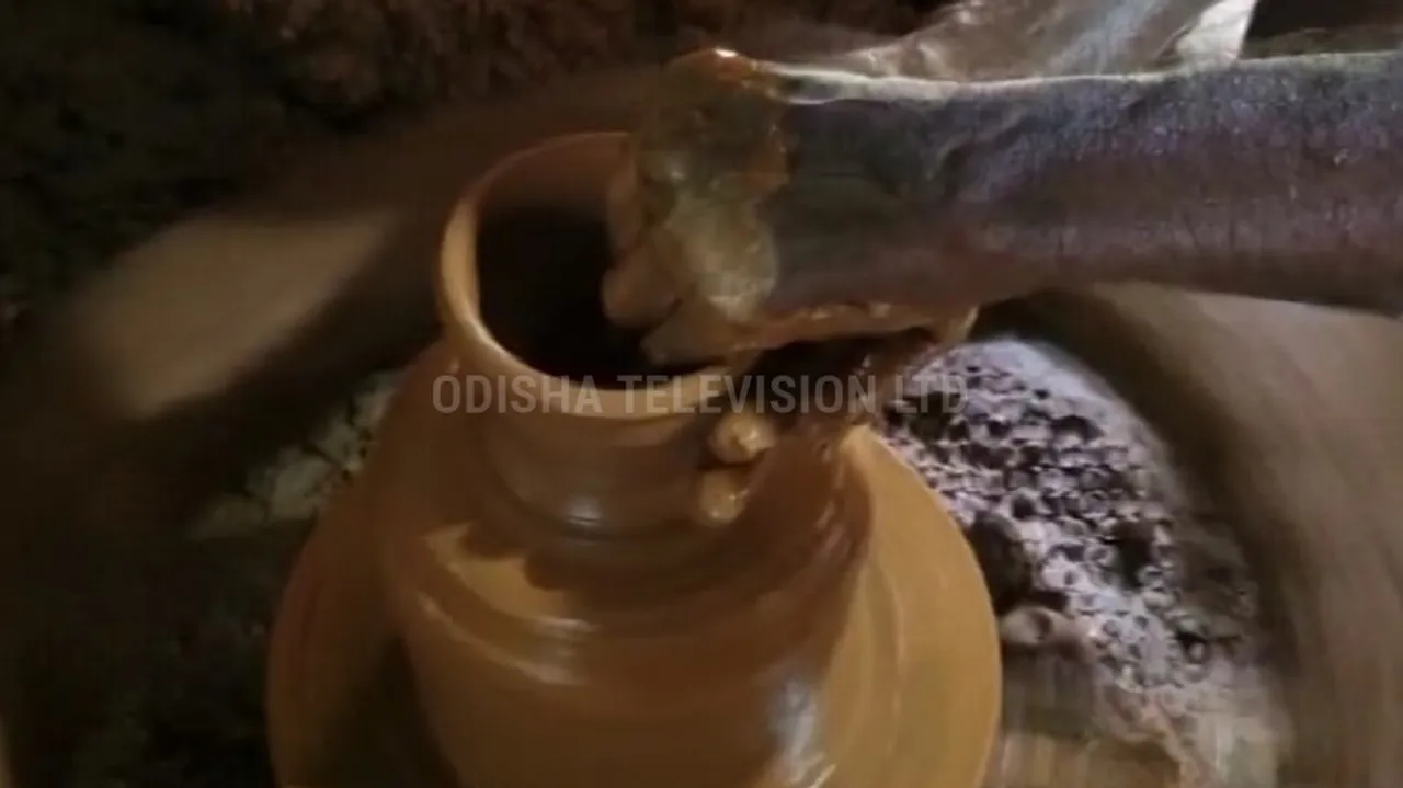 ପାଖେଇ ଆସୁଛି ଦୀପାବଳି...ଏବେଠୁ ଚଳଚଂଚଳ ହେଲେଣି କୁମ୍ଭାର ପରିବାର