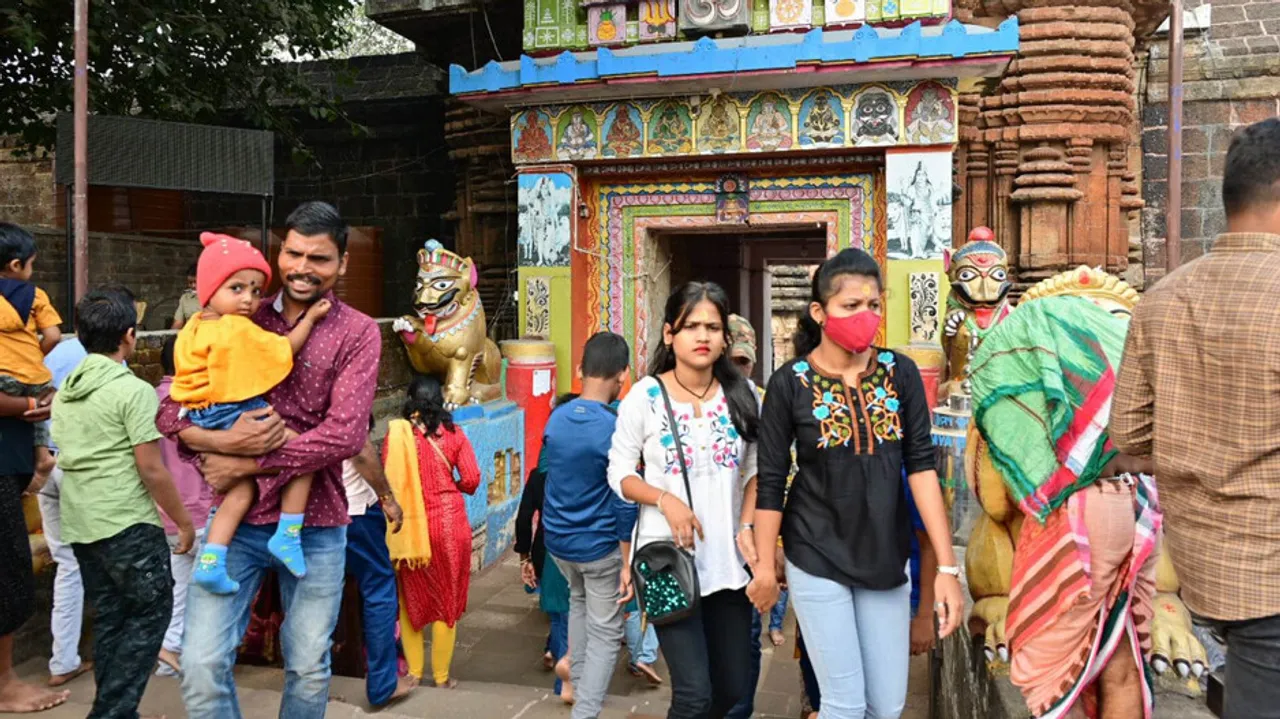 ନୂଆବର୍ଷର ପ୍ରଥମ ସୂର୍ଯ୍ୟ ଓ ଲିଙ୍ଗରାଜରେ ଶ୍ରଦ୍ଧାଳୁ ଭିଡ