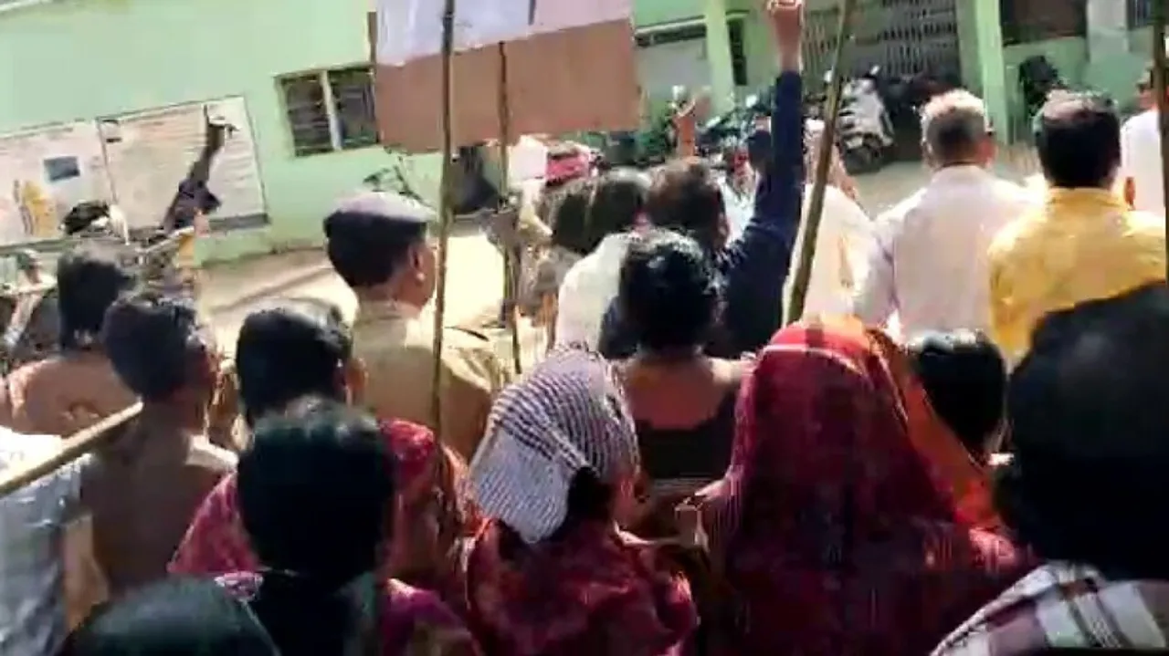 ଶ୍ରମିକମାନେ ବ୍ଲକ୍ ଅଫିସ୍ ଭିତରେ ବଳପୂର୍ବକ ପ୍ରବେଶ କରୁଛନ୍ତି।