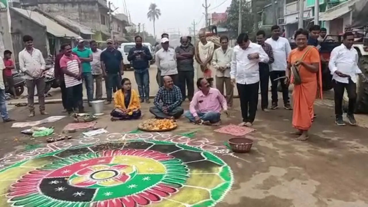 ରଥକାଠ ଅନୁକୂଳ ପୂର୍ବରୁ ଯଥାରୀତି ପୂଜାର୍ଚ୍ଚନା ଚାଲିଛି।