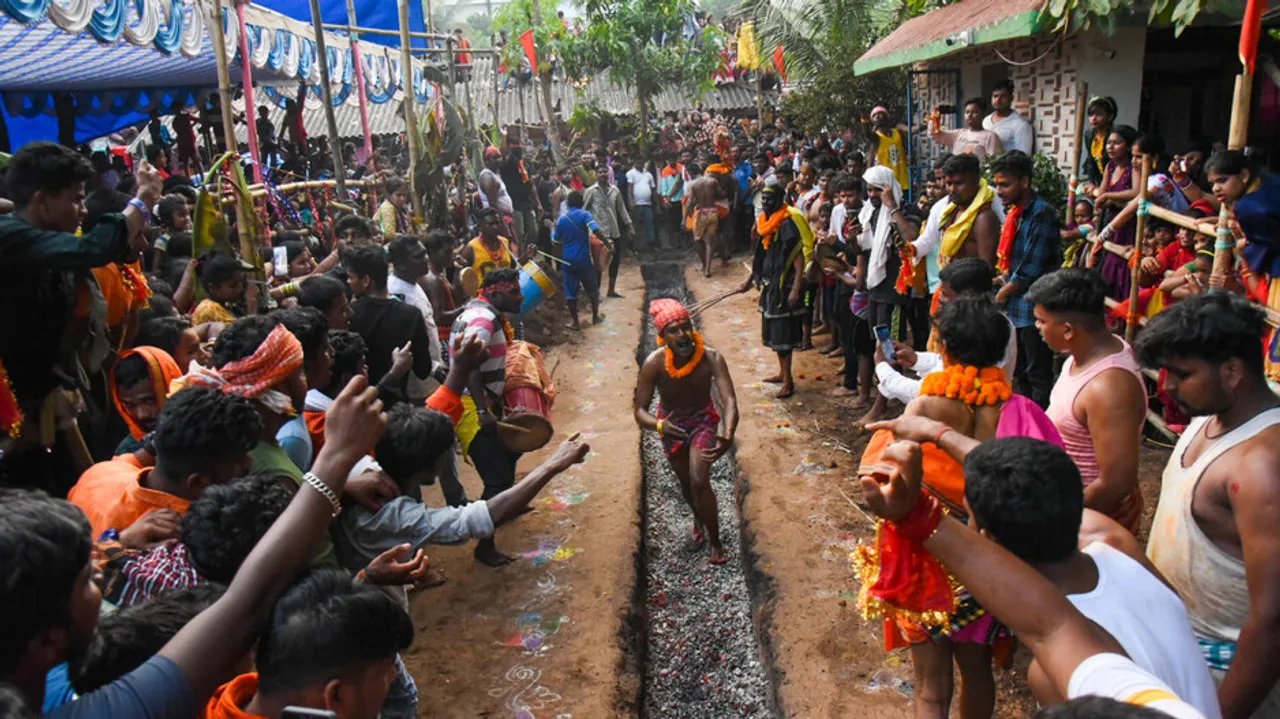 ଝାମୁଯାତ୍ରାରେ ମାନସିକଧାରୀମାନେ ରଡ ନିଆଁରେ ଚାଲିଲେ