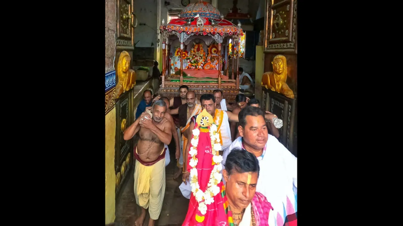 ଚାପ ଖେଳିବାକୁ ବିରାଟ ପଟୁଆରରେ ପାଲିଙ୍କିରେ ବିରାଜମାନ କରି ଶ୍ରୀମନ୍ଦିରରୁ ବାହାରିଲେ ମଦନମୋହନ।