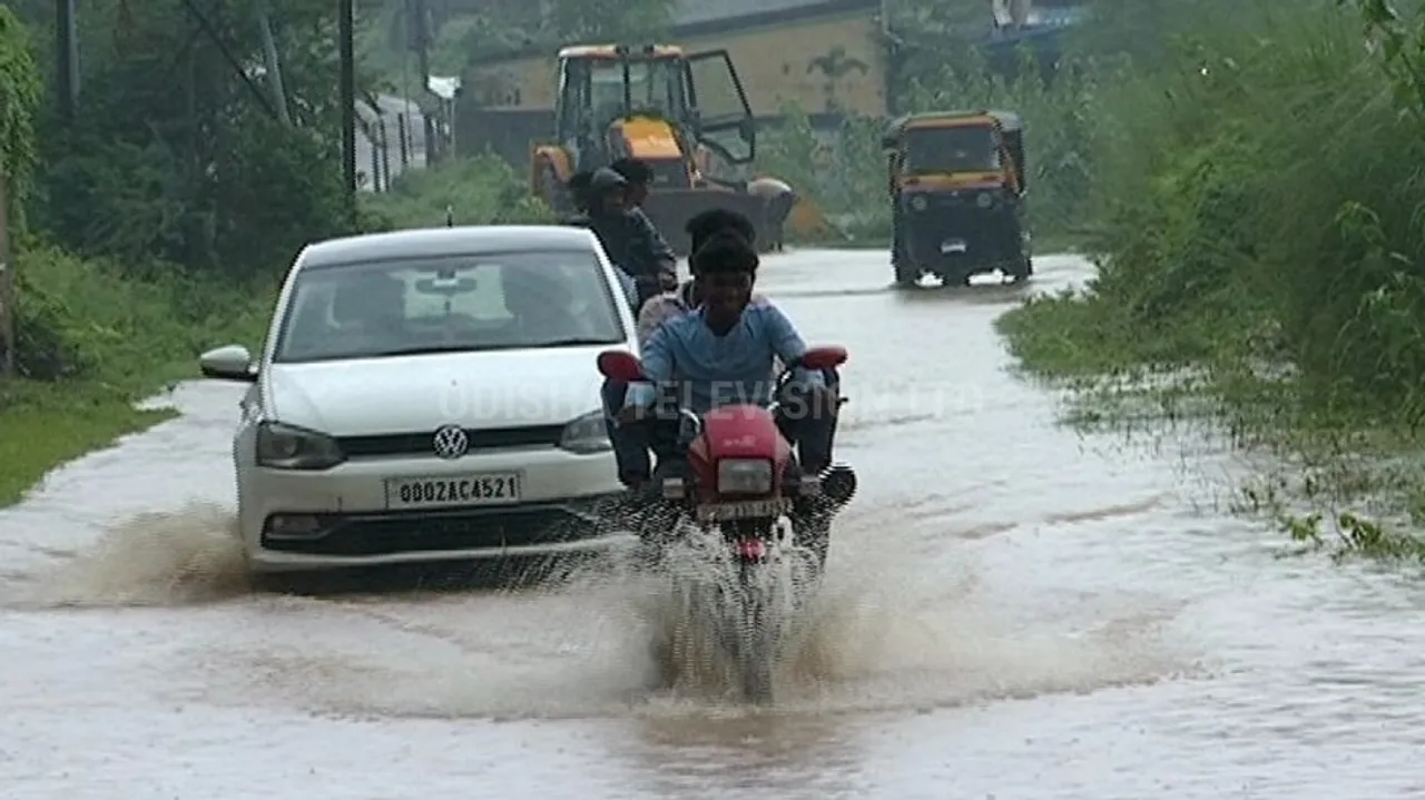 ବର୍ଷାରେ ବେହାଲ ଭୁବନେଶ୍ୱର : ରାସ୍ତାରେ ଖେଳିଲେ ମାଛ