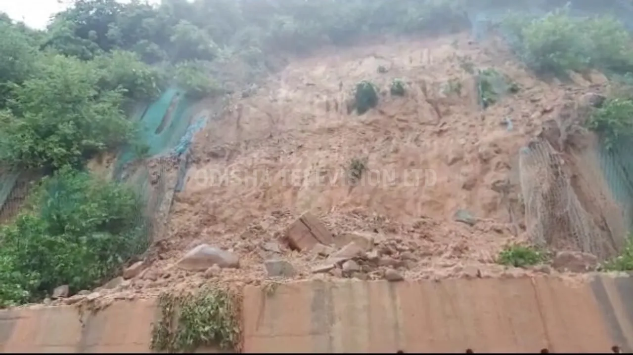 ଜୁଡ଼ିଆ ଘାଟିରେ ଧସିଲା ପାହାଡ