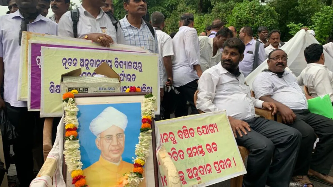 On Teacher's day, the teacher protested on the rain