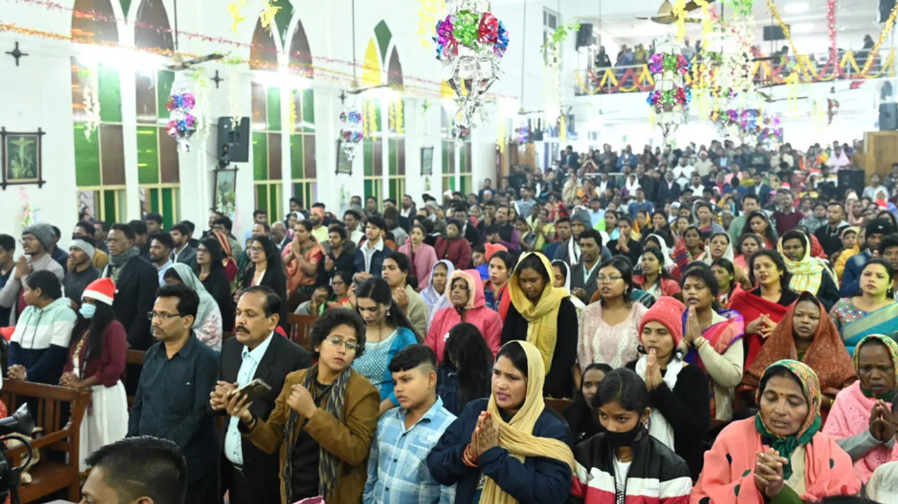 ଖ୍ରୀଷ୍ଟମାସ ଡେ’ରେ ଭାବପ୍ରବଣ ହେଲେ ଯୀଶୁପ୍ରେମୀ; ଦେଖନ୍ତୁ ଫଟୋ