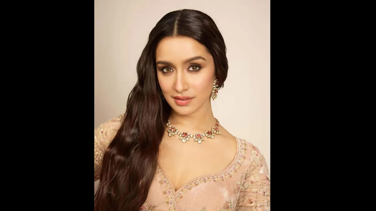 Shraddha kapoor winning hearts with her desi look