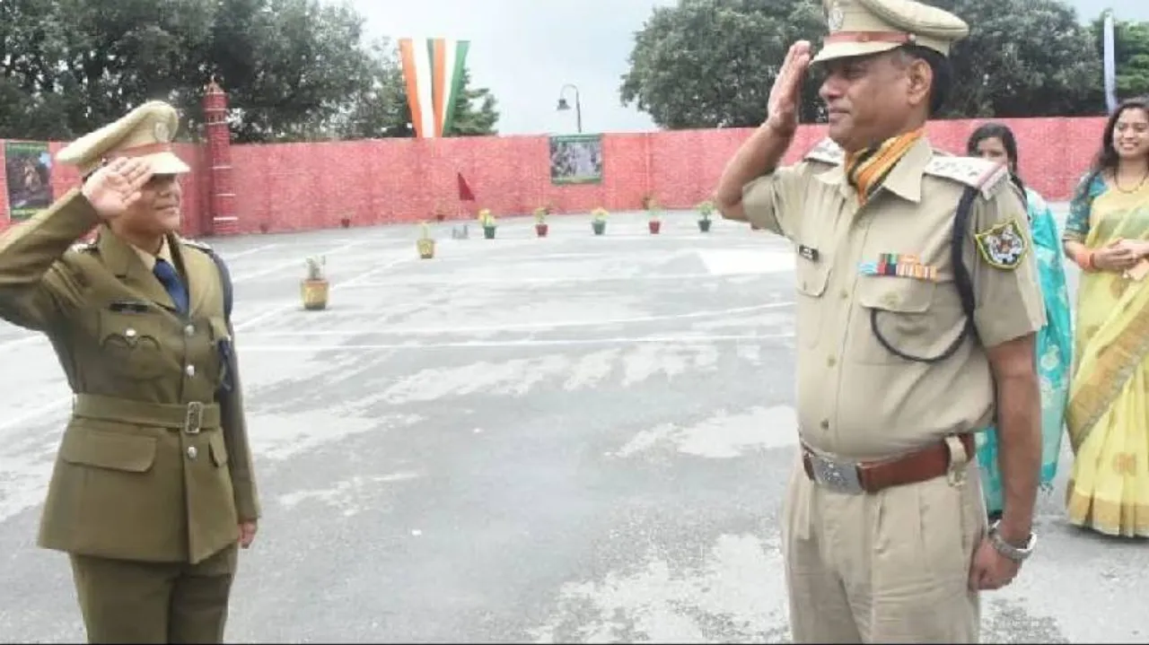 ବାପାଙ୍କ ଉପର ପୋଷ୍ଟରେ ନିଯୁକ୍ତି ହେଲେ ଝିଅ, ସମସ୍ତଙ୍କ ଆଗରେ ଝିଅକୁ ସାଲ୍ୟୁଟ୍‌ ମାରିଲେ ବାପା