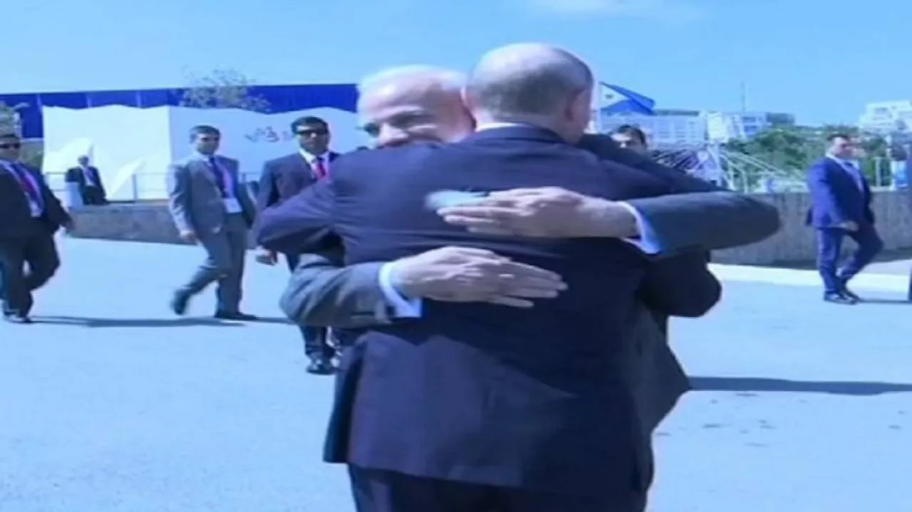 ପରସ୍ପରକୁ କୁଣ୍ଢାଇଲେ, ସାରା ବିଶ୍ୱକୁ ବନ୍ଧୁତ୍ୱର ପରିଚୟ ଦେଲେ ମୋଦି-ପୁଟିନ