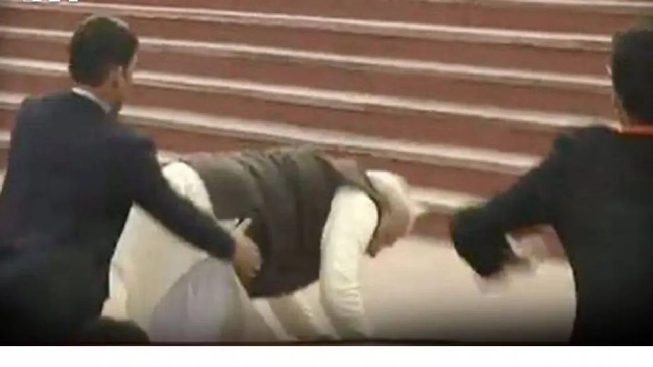 ପାହାଚ ଚଢିବା ବେଳେ ପଡ଼ିଗଲେ ମୋଦି