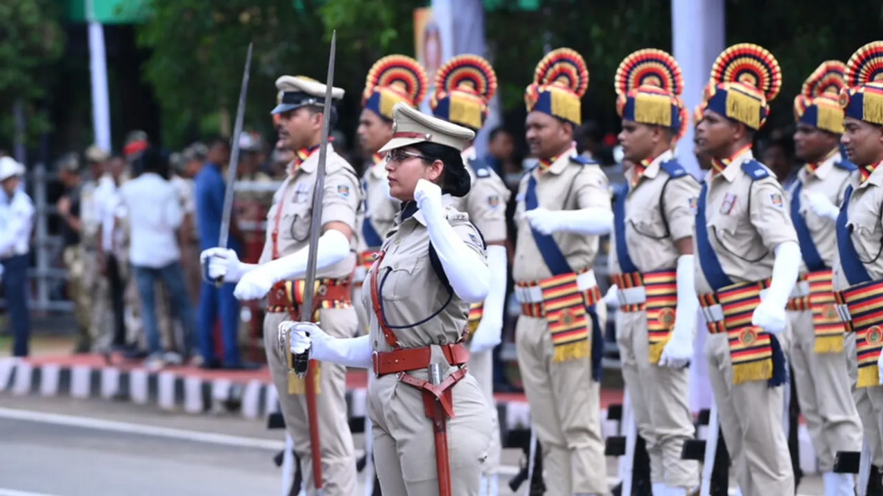 ଭୁବନେଶ୍ୱର ଗାନ୍ଧିମାର୍ଗରେ ମନ ମୋହିଲା ରଙ୍ଗାରଙ୍ଗ ପରେଡ୍‌...ଦେଖନ୍ତୁ କିଛି ଝଲକ୍